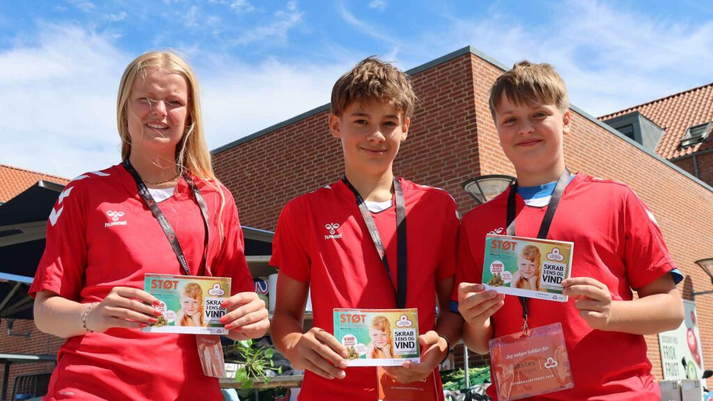 Tre børn er ude og sælge skrabelodder i Det Gode Lotteri for at støtte børn med diabetes