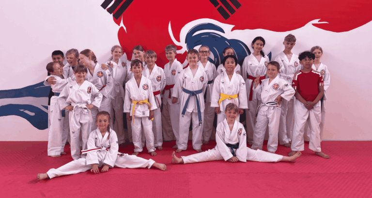 Taekwondo hold med børn solgte skrabelodder i Det Gode Lotteri og tjente penge til deres taekwondo klub.