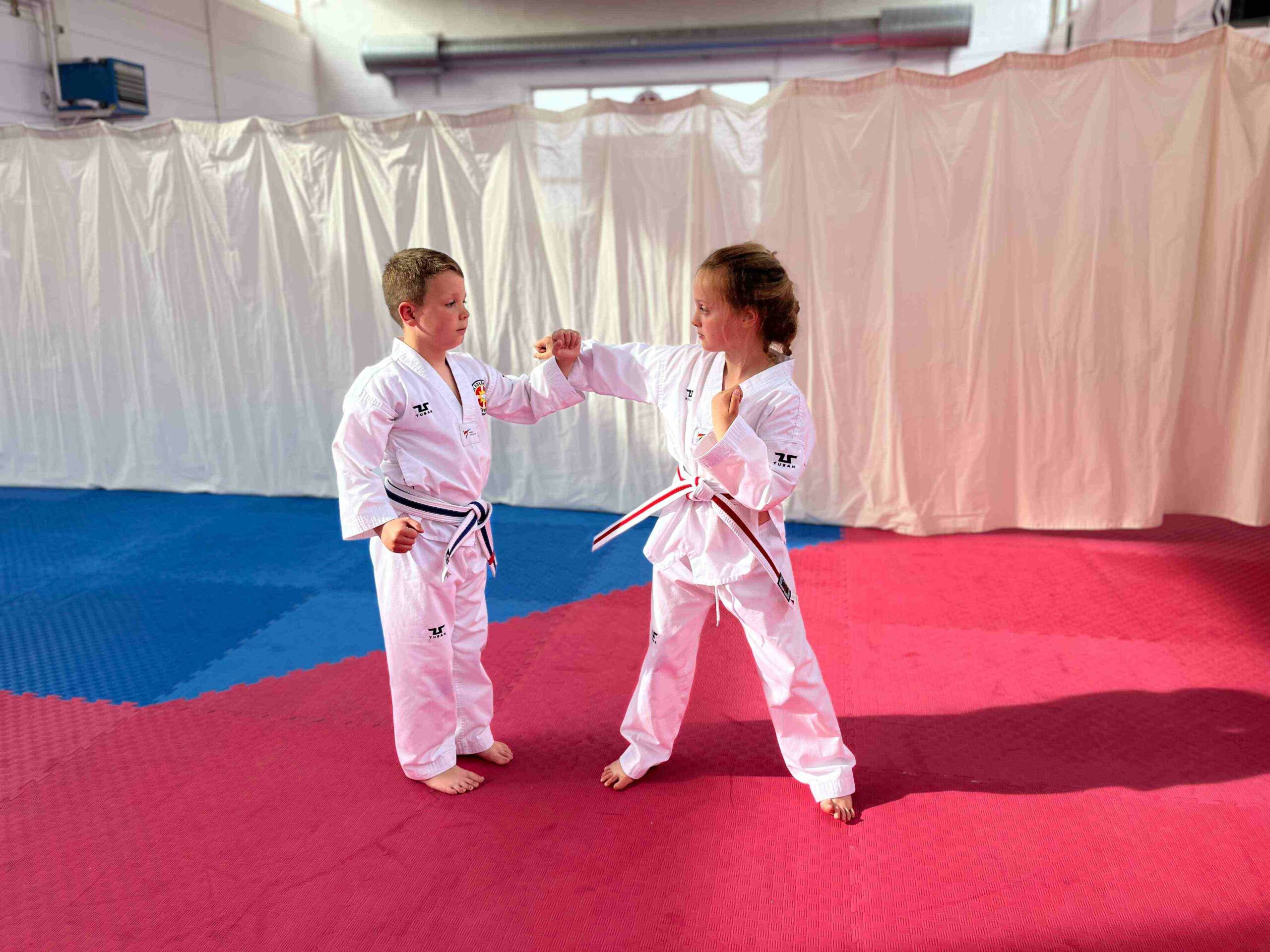 Holbæk Taekwondo Klub solgte lodder for Det Gode Lotteri og tjente 20.000 kr.