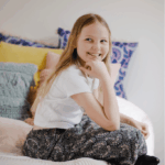 Clara sidder i seng